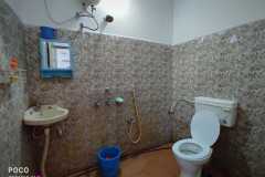 AC-Four-Beeded-Cottage-Bathroom
